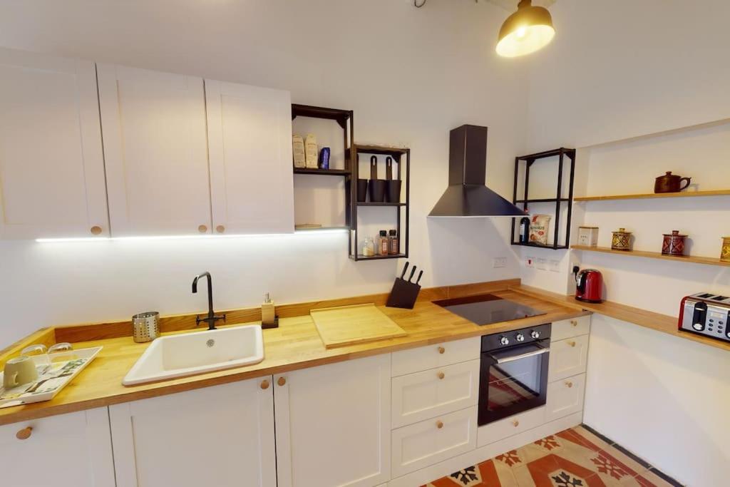 Narrow Street Suite photo 2