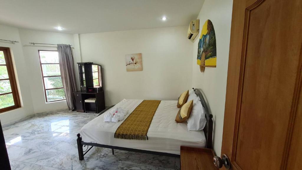 Beautiful bungalow with a communal outdoor pool and 2 km from the sandy beach photo 1