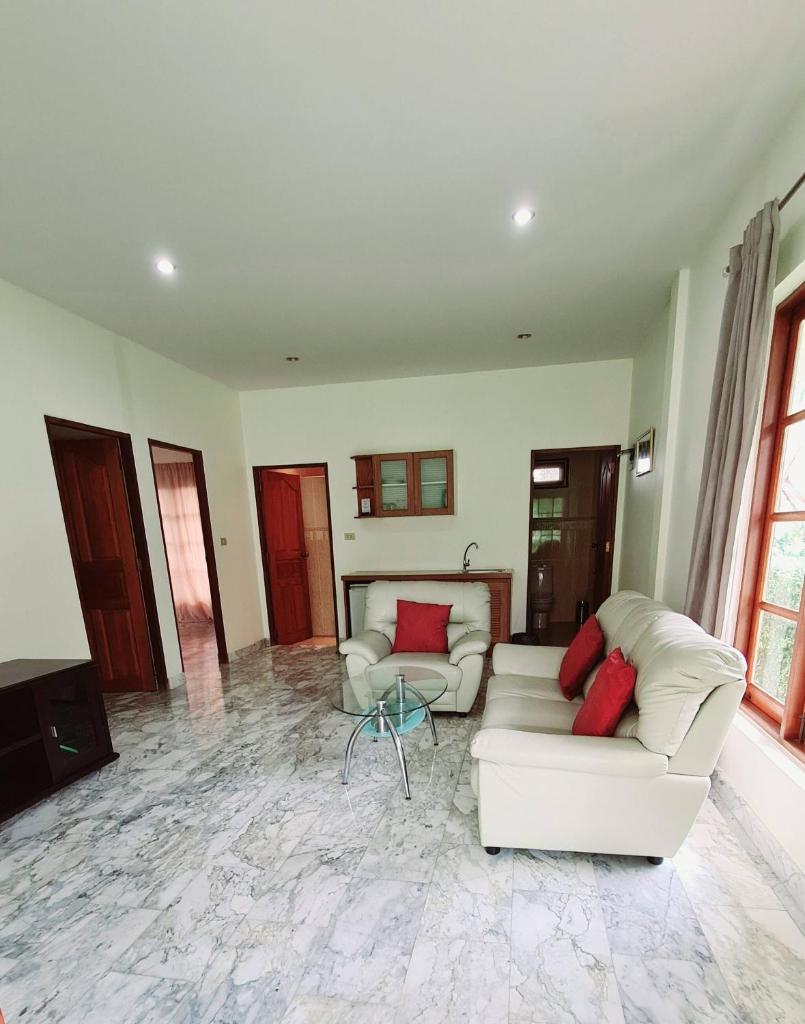 Beautiful bungalow with a communal outdoor pool and 2 km from the sandy beach photo 2