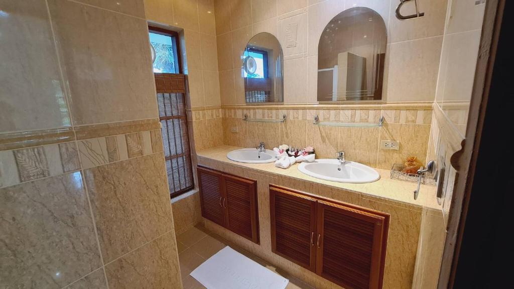 Beautiful bungalow with a communal outdoor pool and 2 km from the sandy beach photo 4