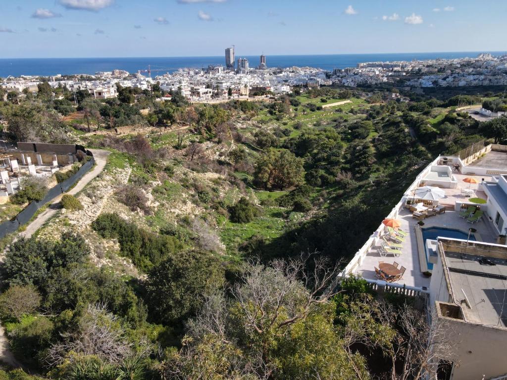 Beautiful Villa with Breathtaking Views in Swieqi by 360 Estates photo 3