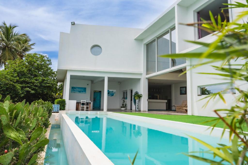 villa piscine à louer a DIEGO SUAREZ. MADAGASCAR photo 2