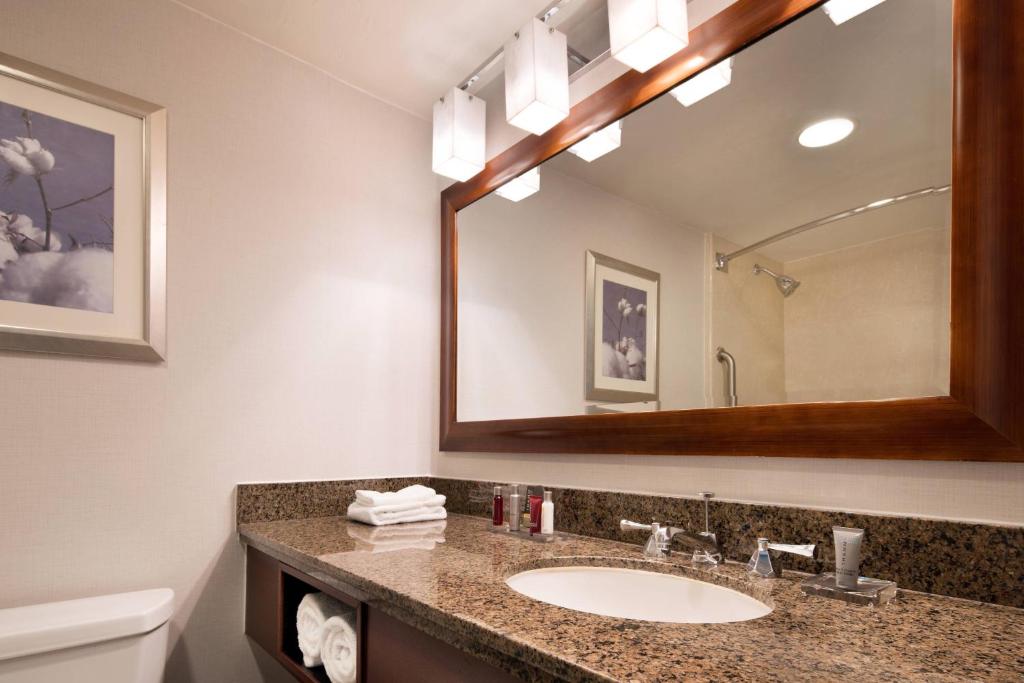 Bakersfield Marriott at the Convention Center - Tap to explore photos