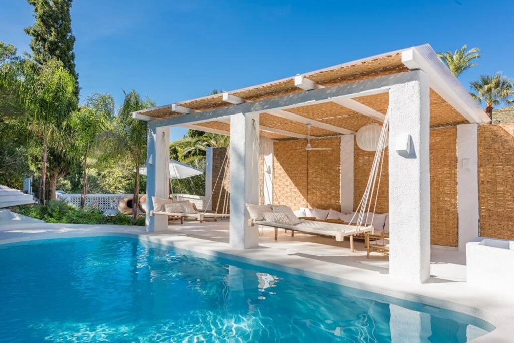 Nice house with pool and big porch photo 3