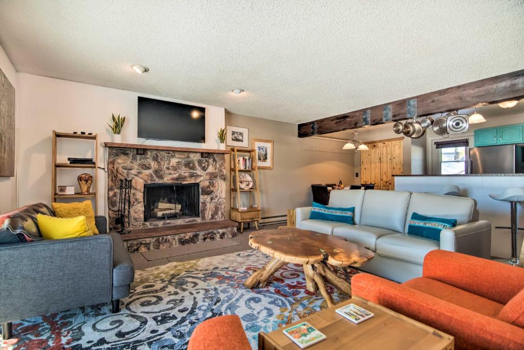 Updated Mtn Condo with Views and Deck Less Than 1 Mi to Lake! photo 1