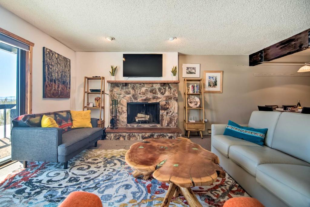 Updated Mtn Condo with Views and Deck Less Than 1 Mi to Lake! photo 3