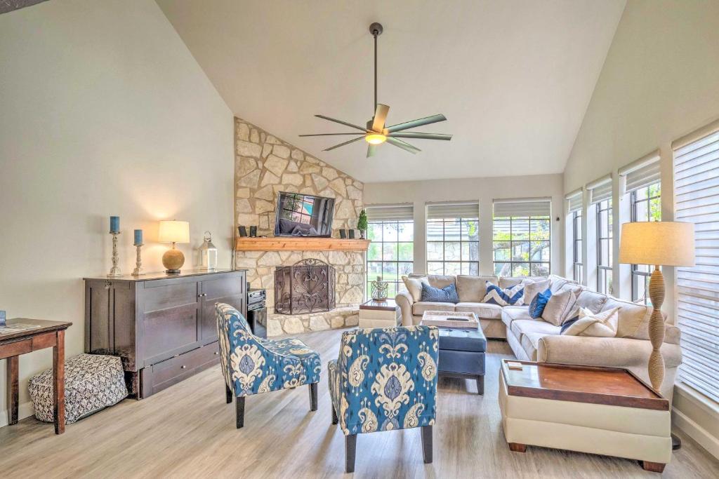 Horseshoe Bay Townhome with Patio and Outdoor Pool! photo 3