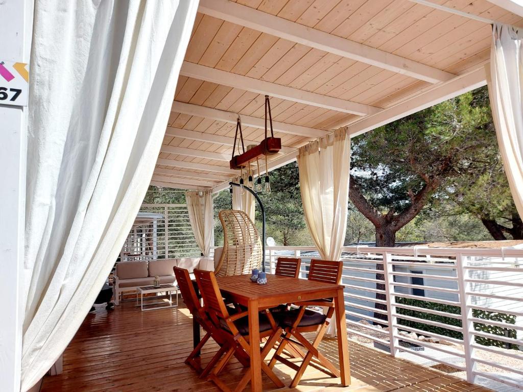 Mina Summerhouse photo 1
