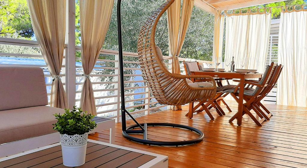 Mina Summerhouse photo 3