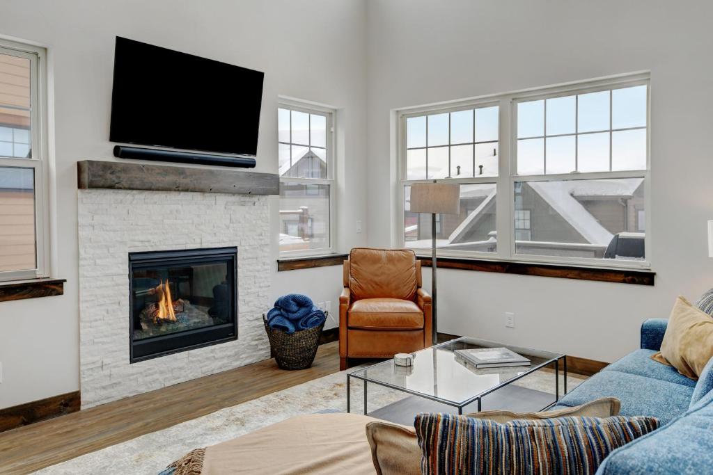 New Luxury Chalet 15 With Hot Tub & Great Views - 500 Dollars Of FREE Activities & Equipment Rentals Daily photo 2