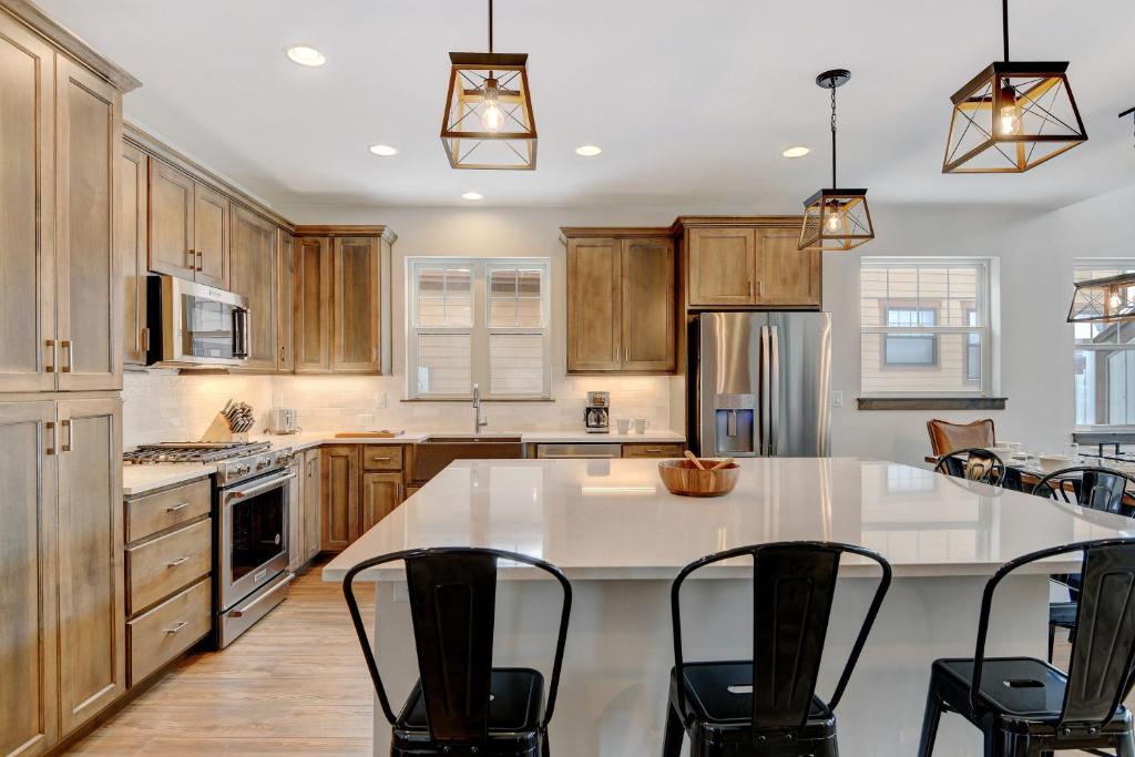 New Luxury Chalet 15 With Hot Tub & Great Views - 500 Dollars Of FREE Activities & Equipment Rentals Daily photo 4