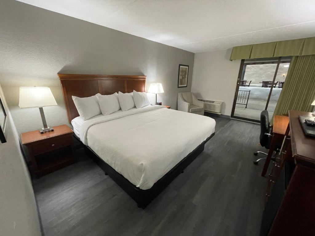 Pine Lake Resort and Banquets image