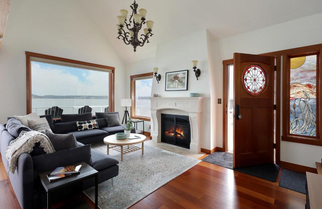 WhidbeyBeachHouse, an Oceanfront Getaway on a Private Beach photo 2