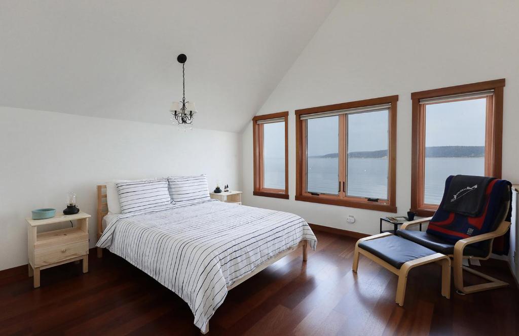 WhidbeyBeachHouse, an Oceanfront Getaway on a Private Beach photo 4