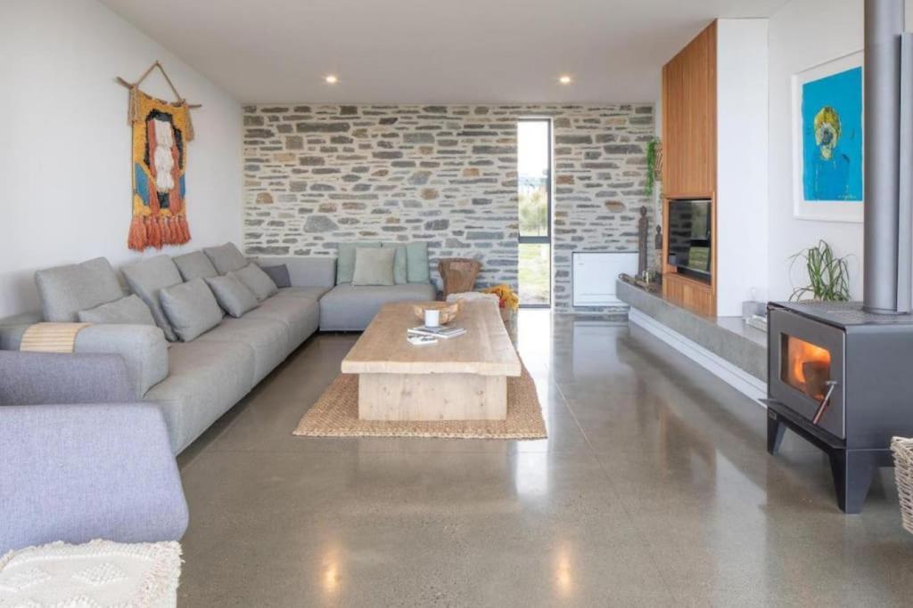 NOMAC No8, Luxury holiday home, Twizel - Tap to explore photos