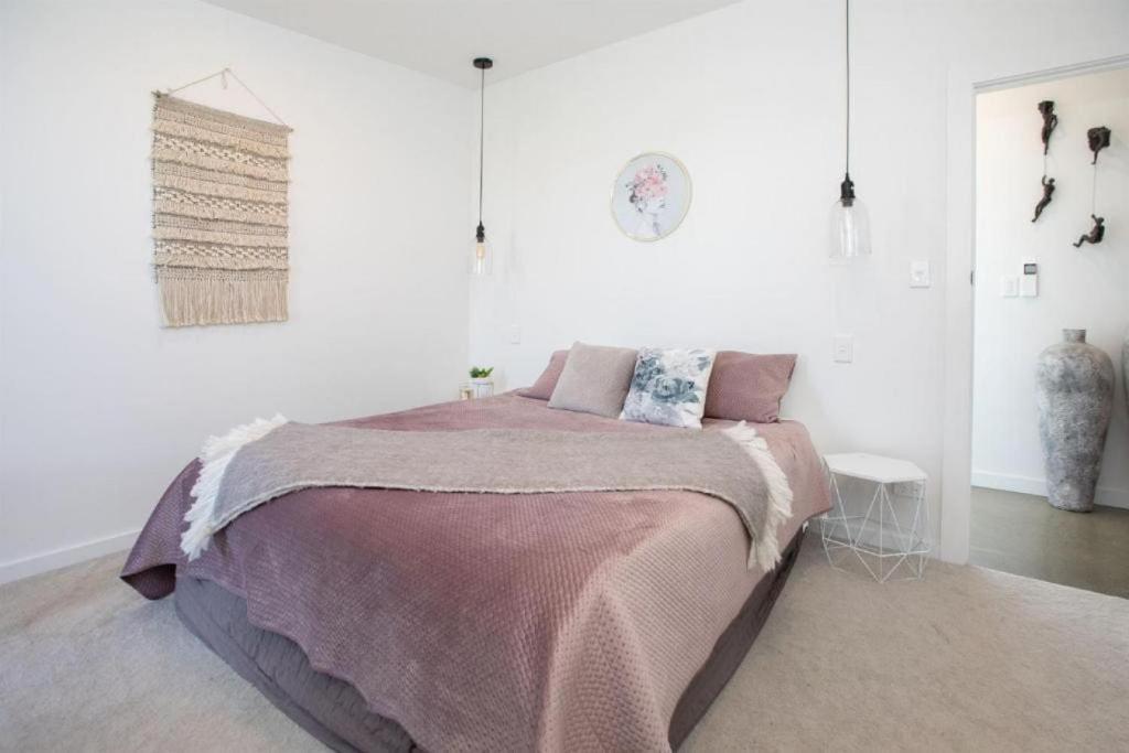 NOMAC No8, Luxury holiday home, Twizel - Tap to explore photos