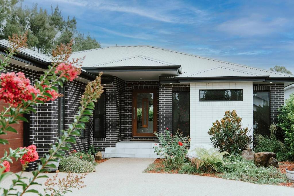 The Top Spot - A Modern All-Season Retreat photo 4