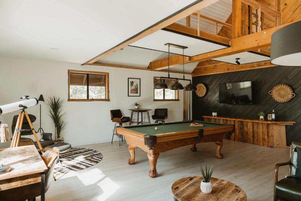 Lovers nest by Casa Oso with private hiking trails and pond photo 4