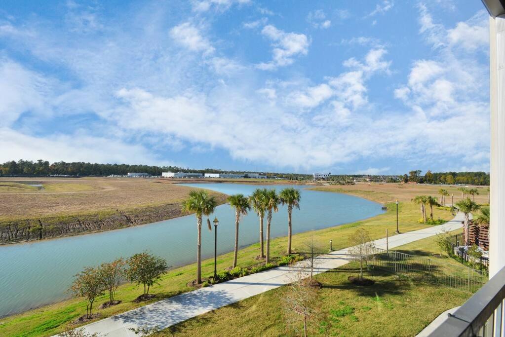 Lux 1 bed unit with Pool, Fitness Center, Lake Views photo 3