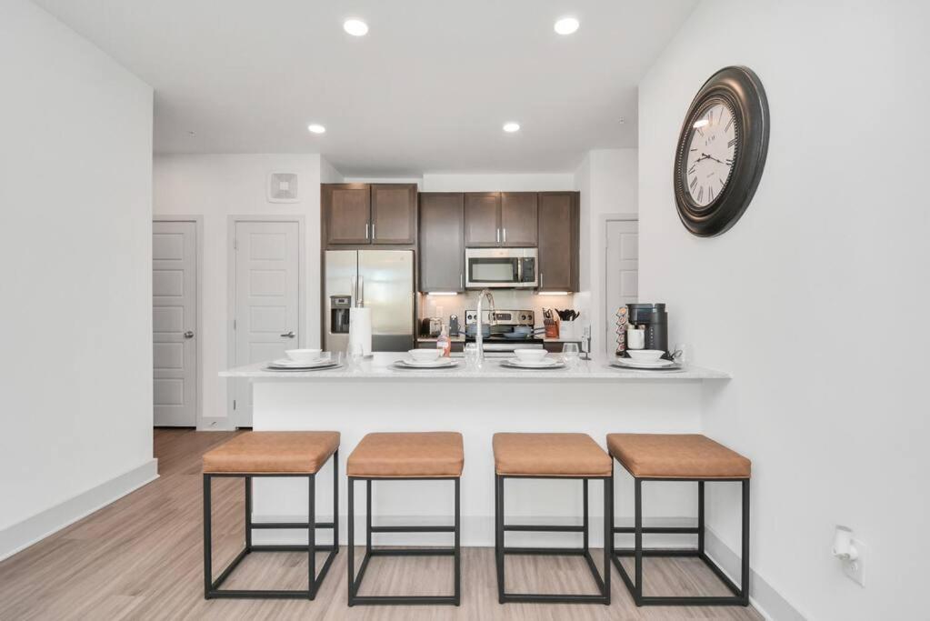 Lux 1 bed unit with Pool, Fitness Center, Lake Views photo 4