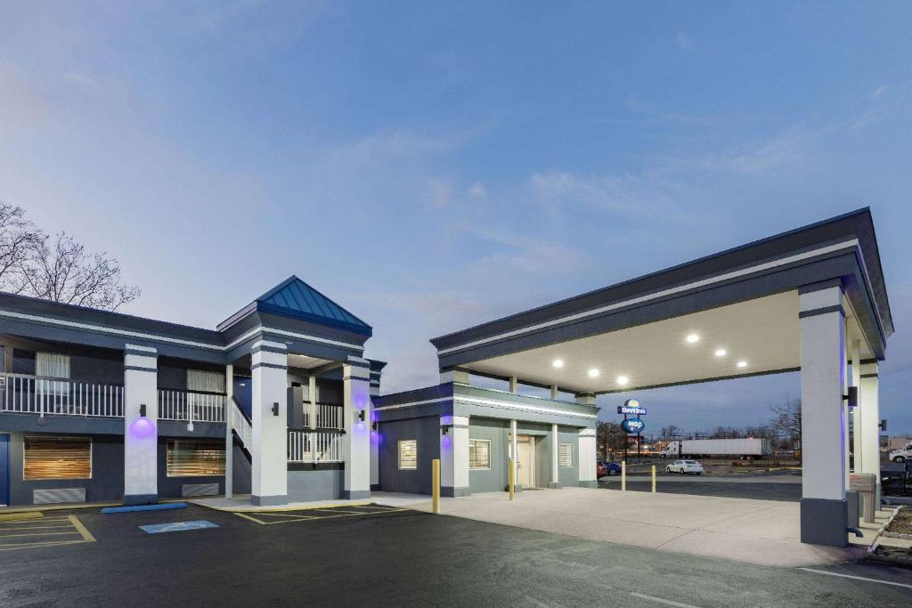 Days Inn by Wyndham Fredericksburg North photo 1