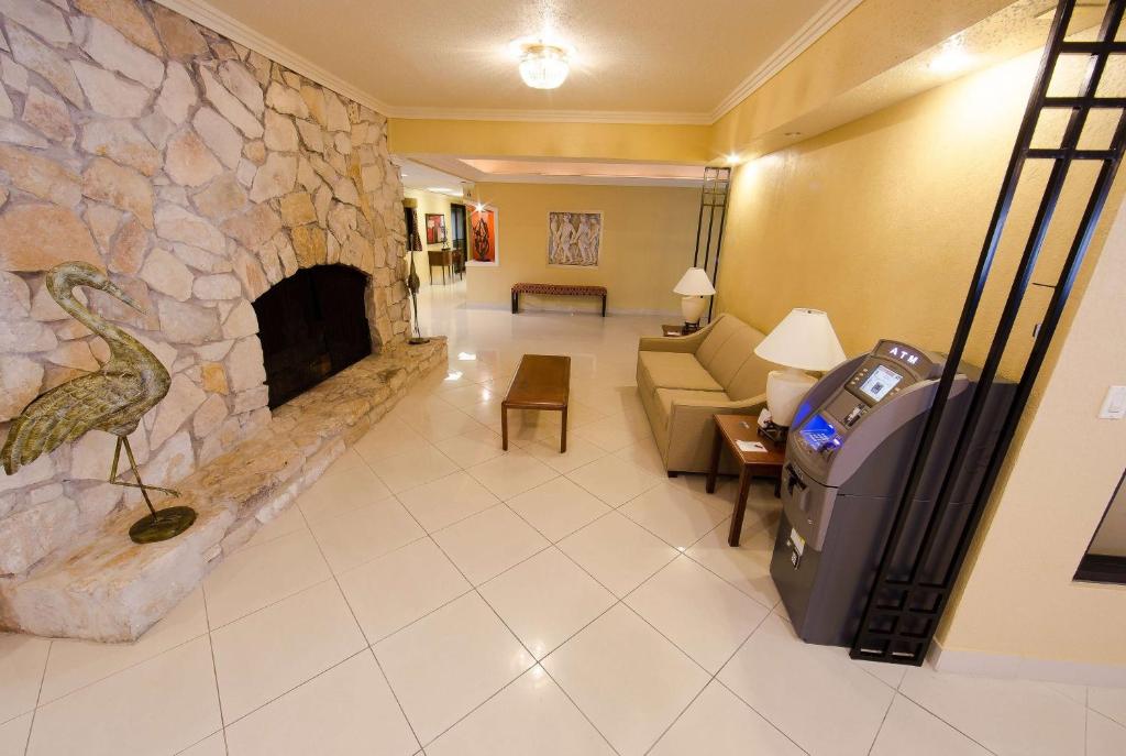Ramada by Wyndham Houston Intercontinental Airport East photo 1