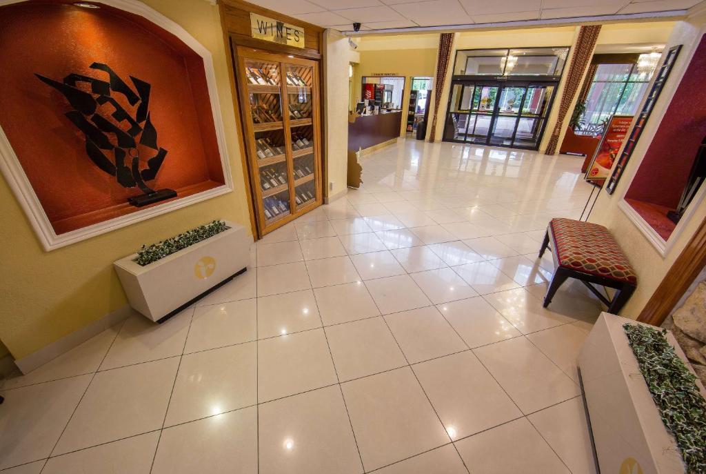 Ramada by Wyndham Houston Intercontinental Airport East photo 3