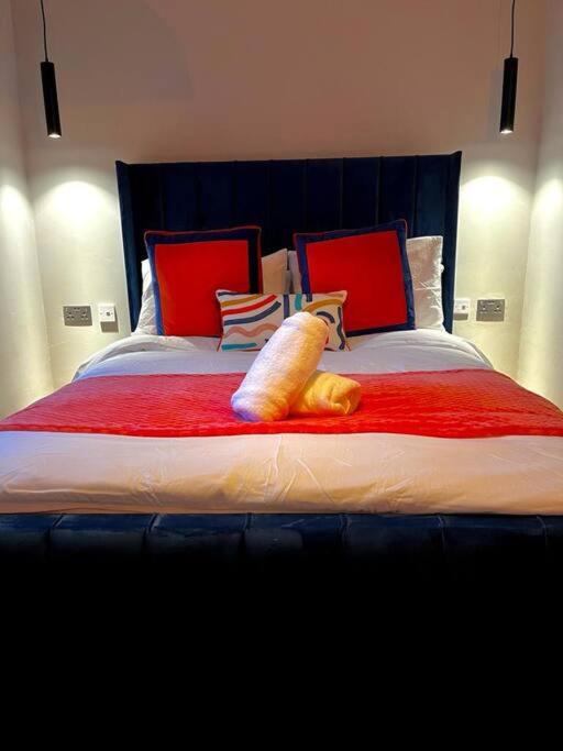 Stunning 1 bed Apt in West End - Tap to explore photos