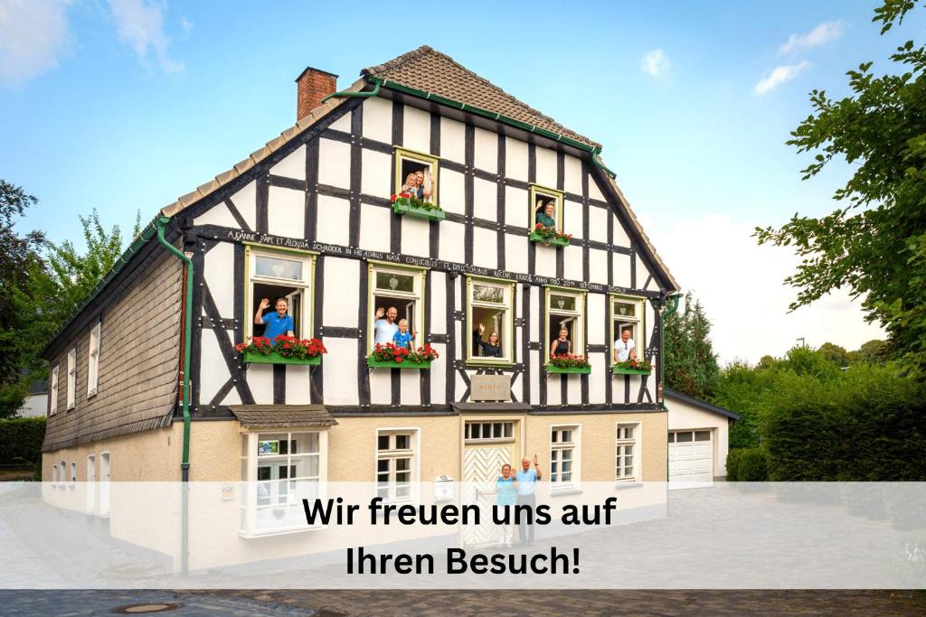 Komplettes Ferienhaus für bis zu 15 Personen mit großem Garten, Pool, Dart, Sauna-, Grill- und Fitnessbereich - Ideal für Familien photo 1