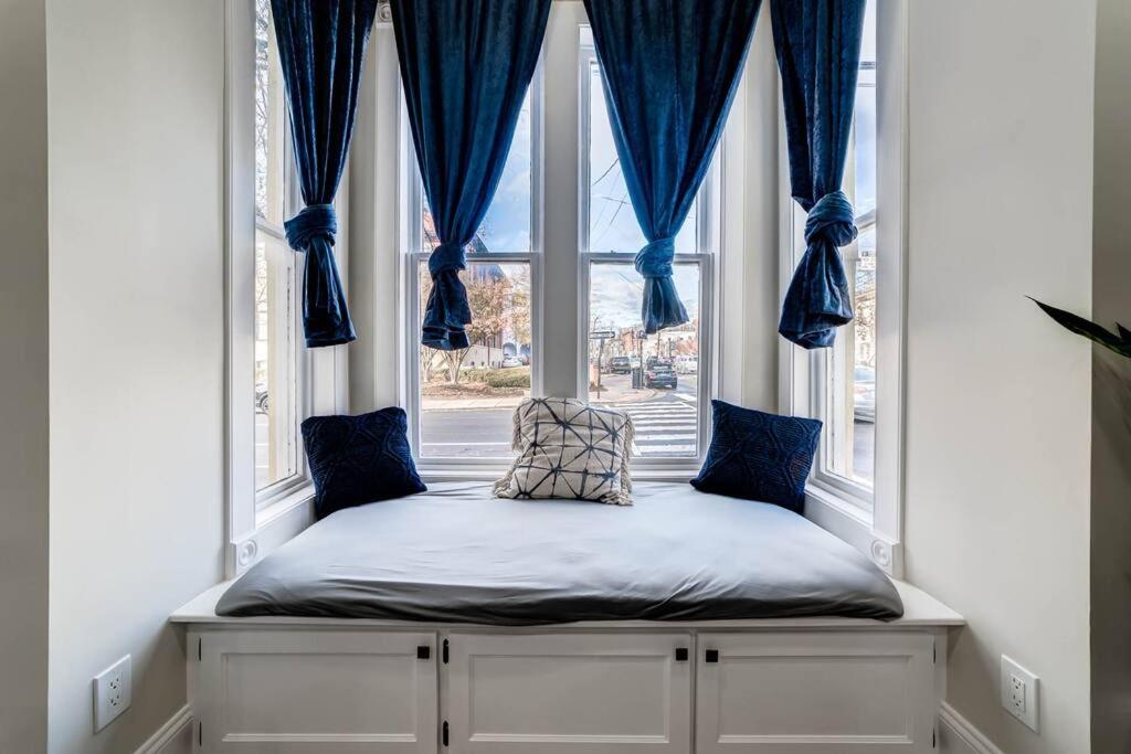 Elegant Studio Retreat with Amenities, King St 1 mi photo 1