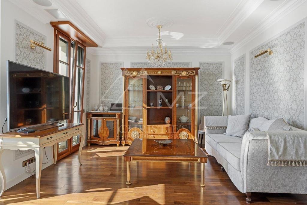 Luxury apartment with sea view on the first line Promenade des Anglais - Tap to explore photos