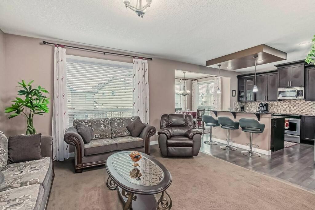 Luxury 4 Bedroom Cozy Home close to YYC, Shops, DT, Stampede, Mountains and many amenities in Panorama Hills NW Calgary photo 3