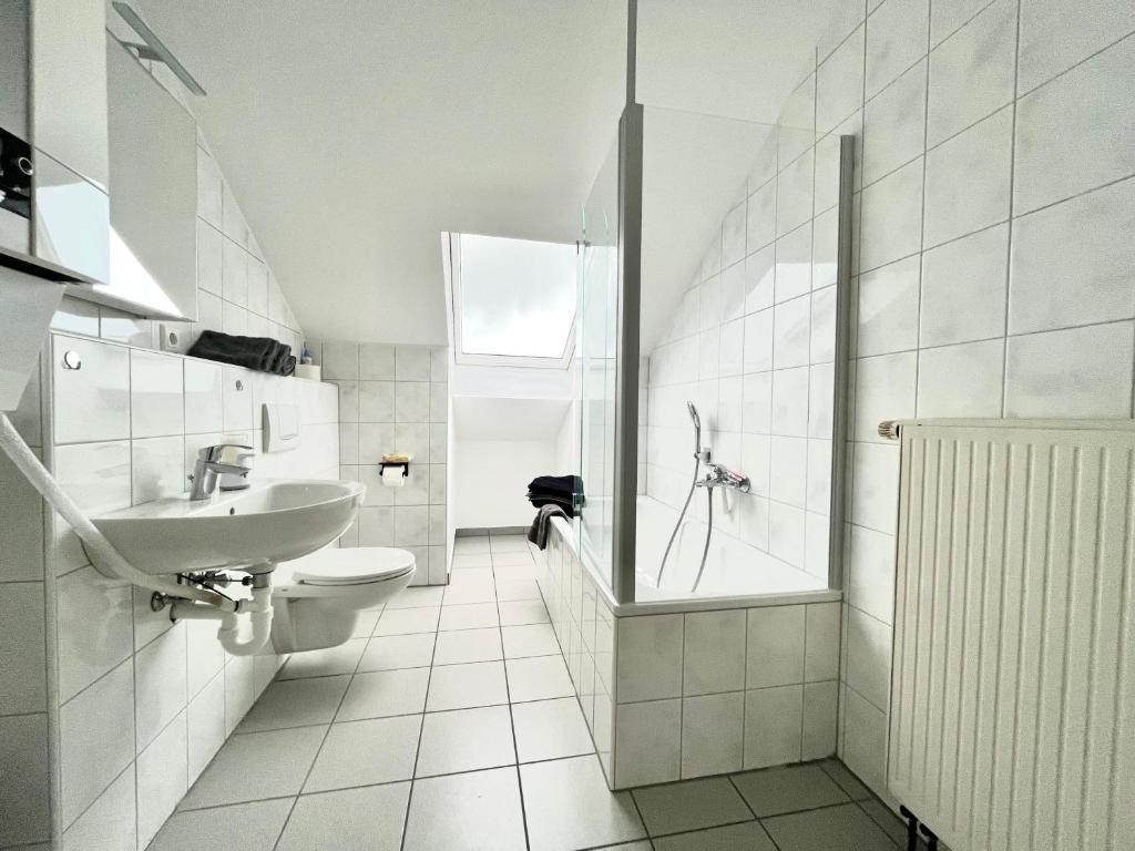 favstay Industrialstyle 2-Zimmer 60qm mit Balkon, Panarbora Fernblick, 55" TV & Netflix, 55Mbit WLAN, Parkplatz photo 1