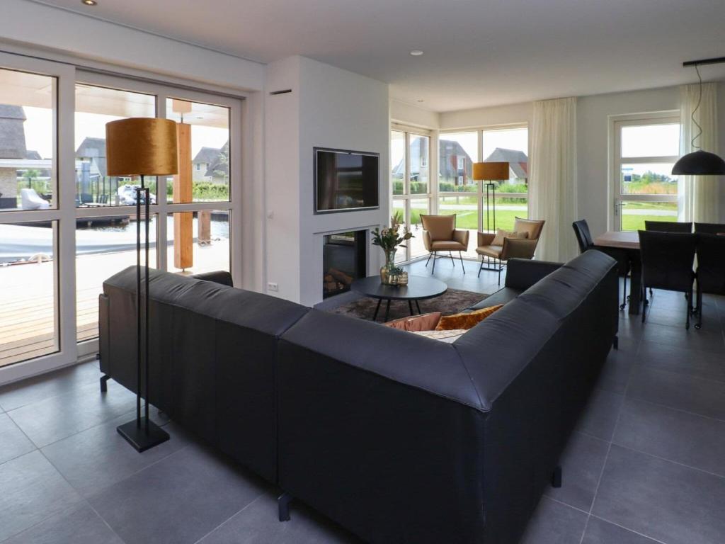 Beautiful villa with sauna and unobstructed view, on a holiday park in Friesland photo 3
