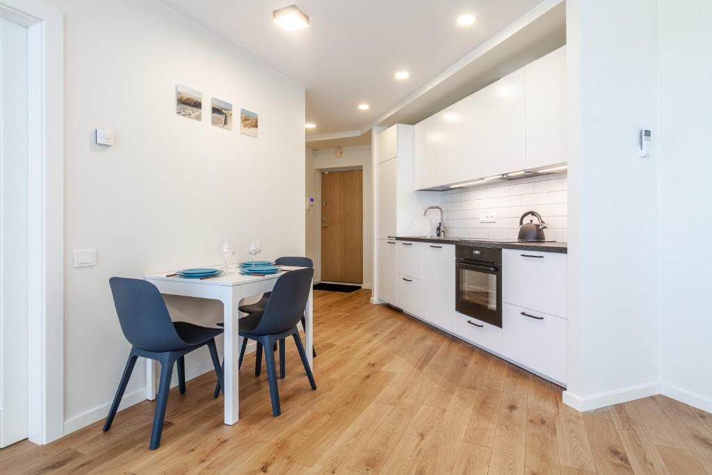 Elija Swan-Toy Apartments photo 3