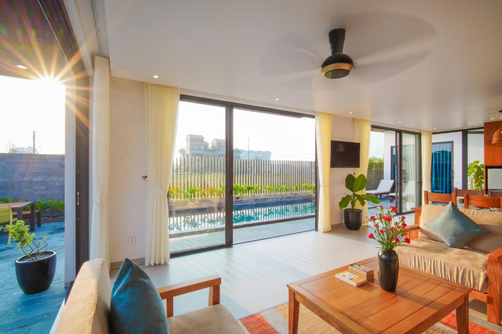 The Manor Beach Villa Hoian 4BR With Big Swimming Pool