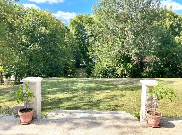 Stunning bedroom overlooking the Charente photo 1