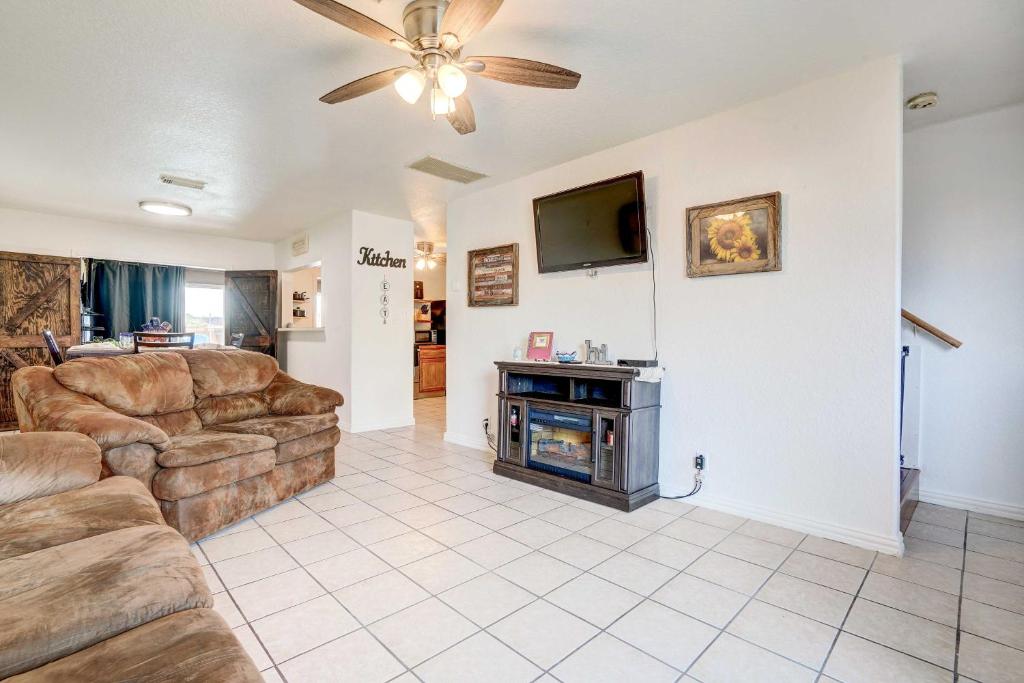 Family Home with Sunroom and Fire Pit! photo 4