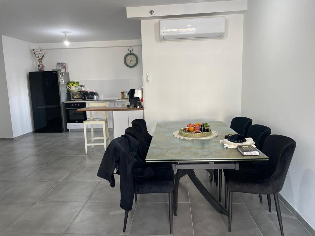 Luxury boutique apartment with balcony and sea view 3BR photo 4