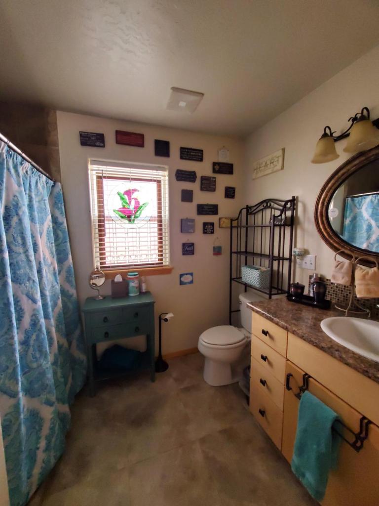 Grizzly Roadhouse Bed and Breakfast photo 1