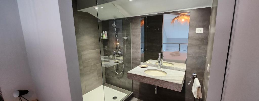 Beau duplex vue mer avec piscine et accès plage photo 1