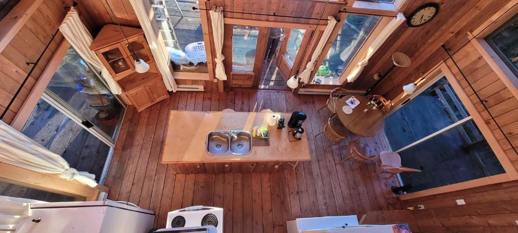 Ocean Views & Sunset Beach Cabin with soaker tub & fire pit photo 4
