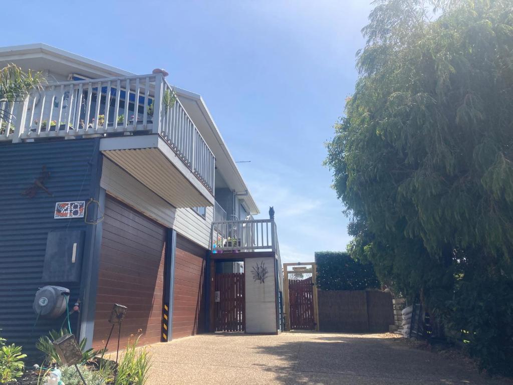 Beautiful tiny house with outdoor area- Only 5 minute walk to the beach! photo 1