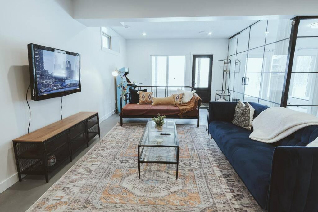 NYC Loft Inspired •12 mins to WEM •Vintage arcade photo 1