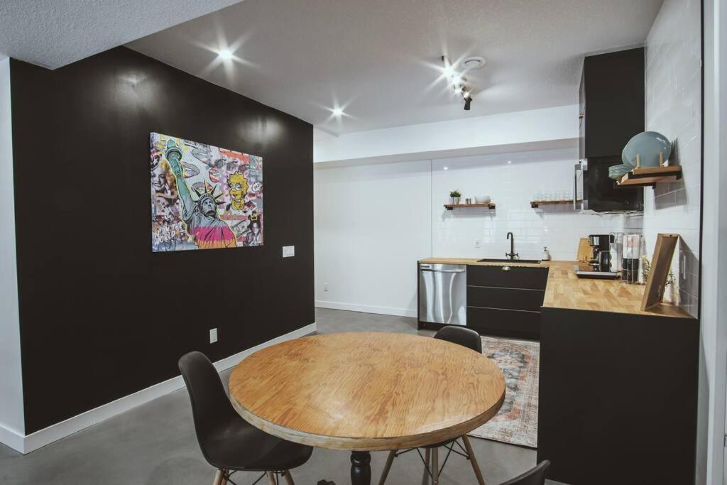 NYC Loft Inspired •12 mins to WEM •Vintage arcade photo 2