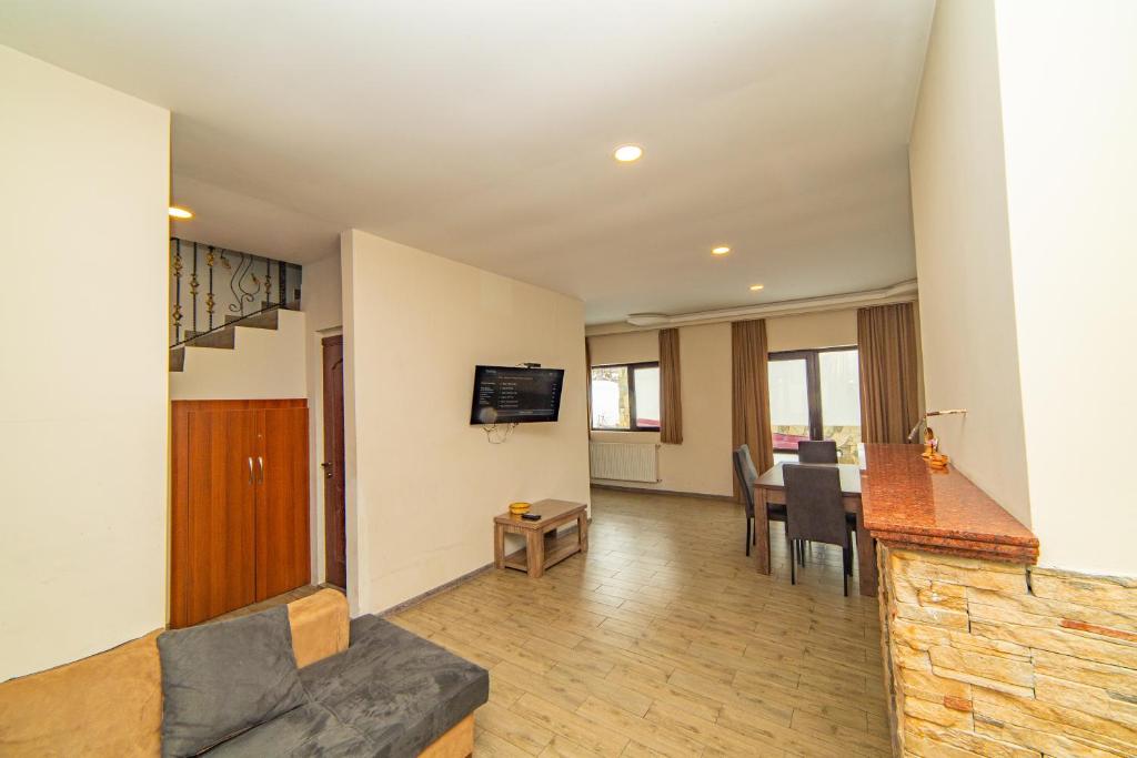 Gio’s Family house photo 3