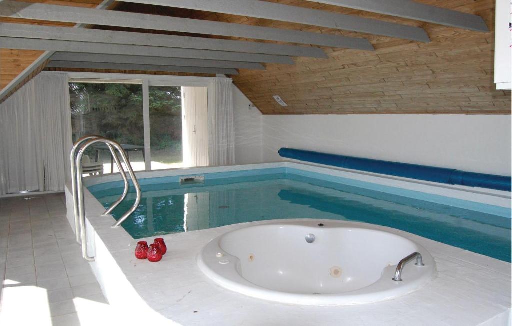 Awesome Home In Ringkbing With 4 Bedrooms, Wifi And Private Swimming Pool photo 3