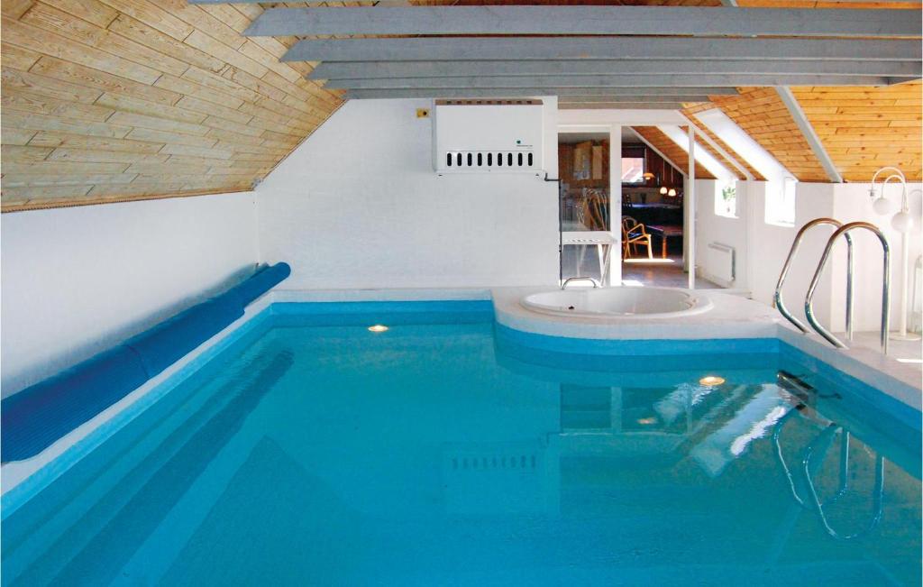 Awesome Home In Ringkbing With 4 Bedrooms, Wifi And Private Swimming Pool photo 4
