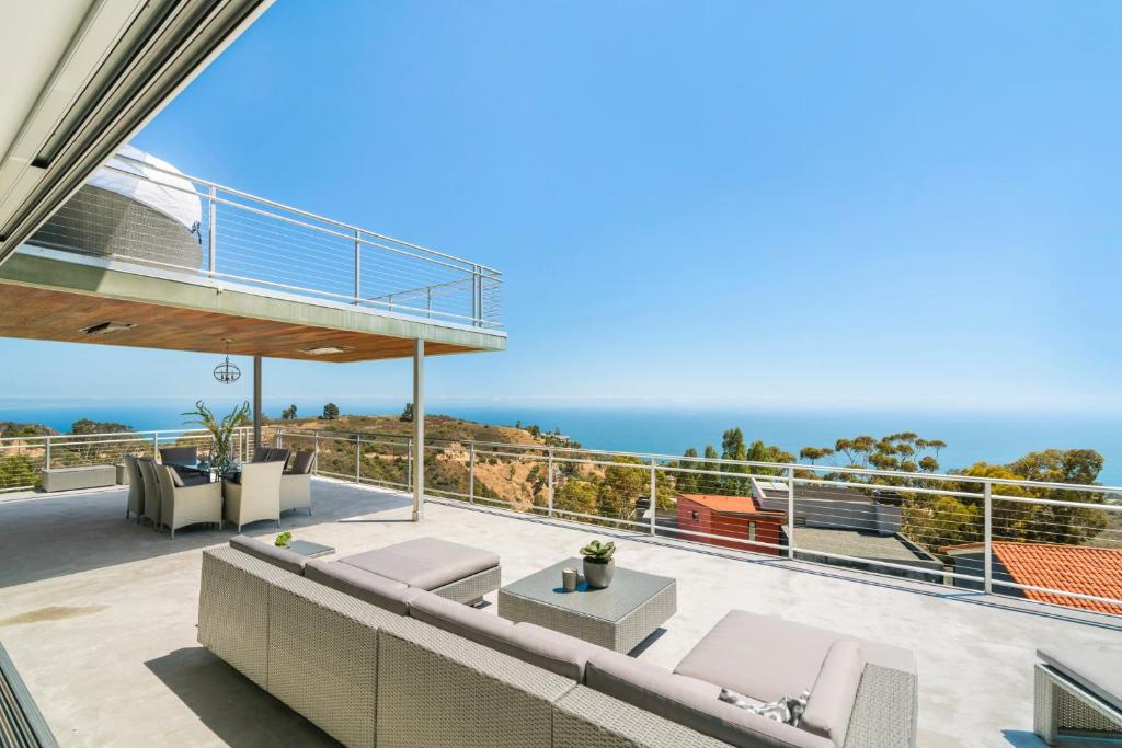 Malibu Glass House: Architectural w 180deg Views photo 2