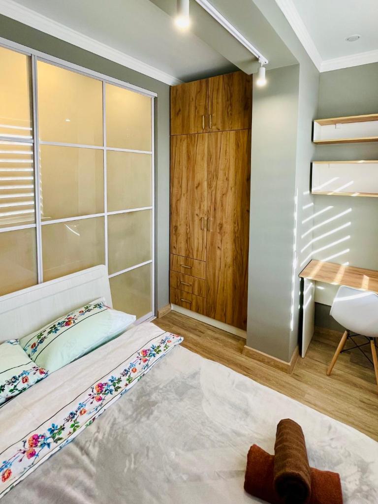 Modern Studio with Panoramic Mountain View photo 2